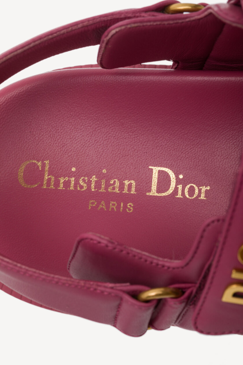 <span style="font-size: 10px; color: rgb(101, 101, 101);letter-spacing: .15em;">BEST DEAL</span><br><strong> DIOR </strong><br><div style="margin-top:10px; font-size:16px;">Dioract Sandal Pink Lambskin 38</div><br> - Image 11