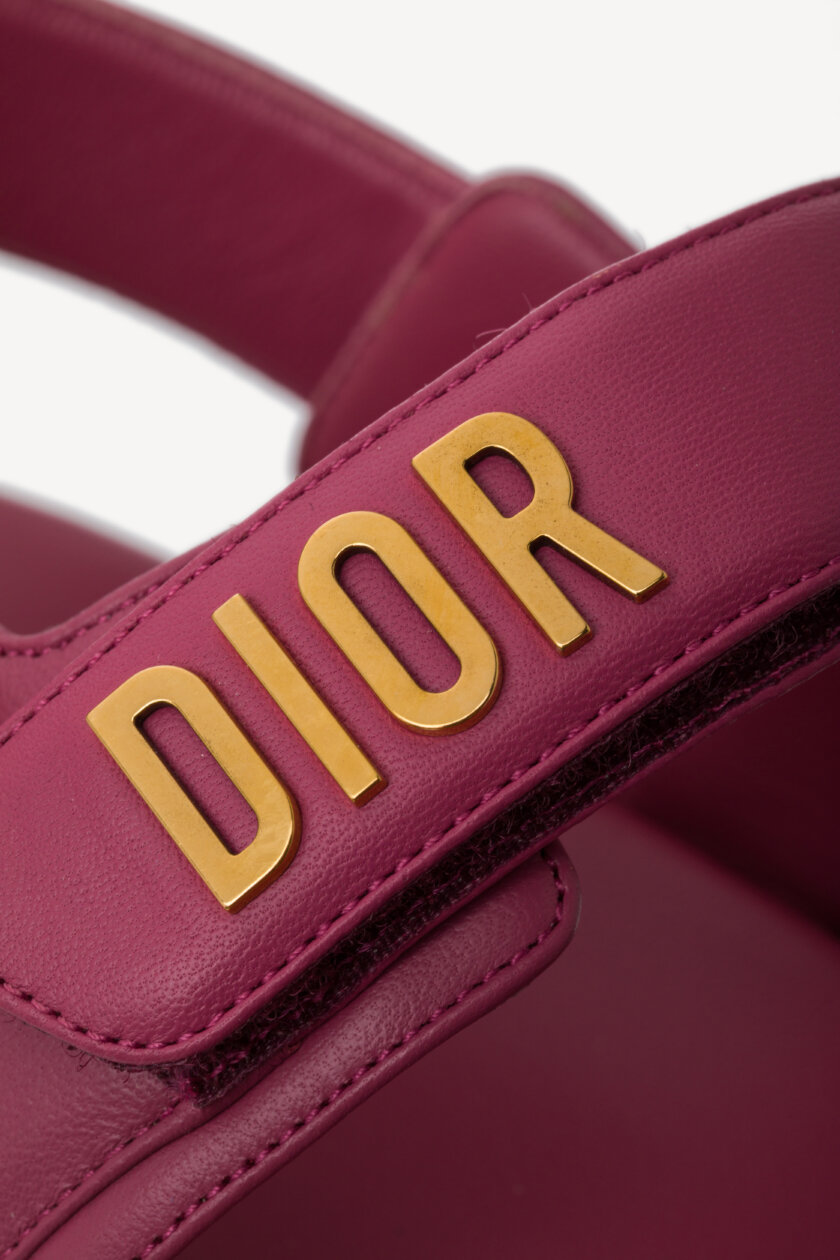 <span style="font-size: 10px; color: rgb(101, 101, 101);letter-spacing: .15em;">BEST DEAL</span><br><strong> DIOR </strong><br><div style="margin-top:10px; font-size:16px;">Dioract Sandal Pink Lambskin 38</div><br> - Image 10