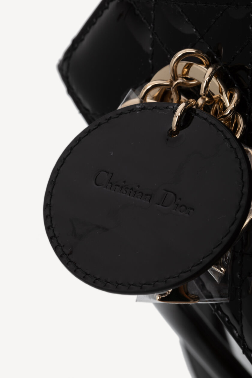 <span style="font-size: 10px; color: rgb(101, 101, 101);letter-spacing: .15em;">HARD TO FIND</span><br><strong> DIOR </strong><br><div style="margin-top:10px; font-size:16px;">Medium Lady Dior Bag Black Patent Cannage Calfskin </div><br> - Image 15