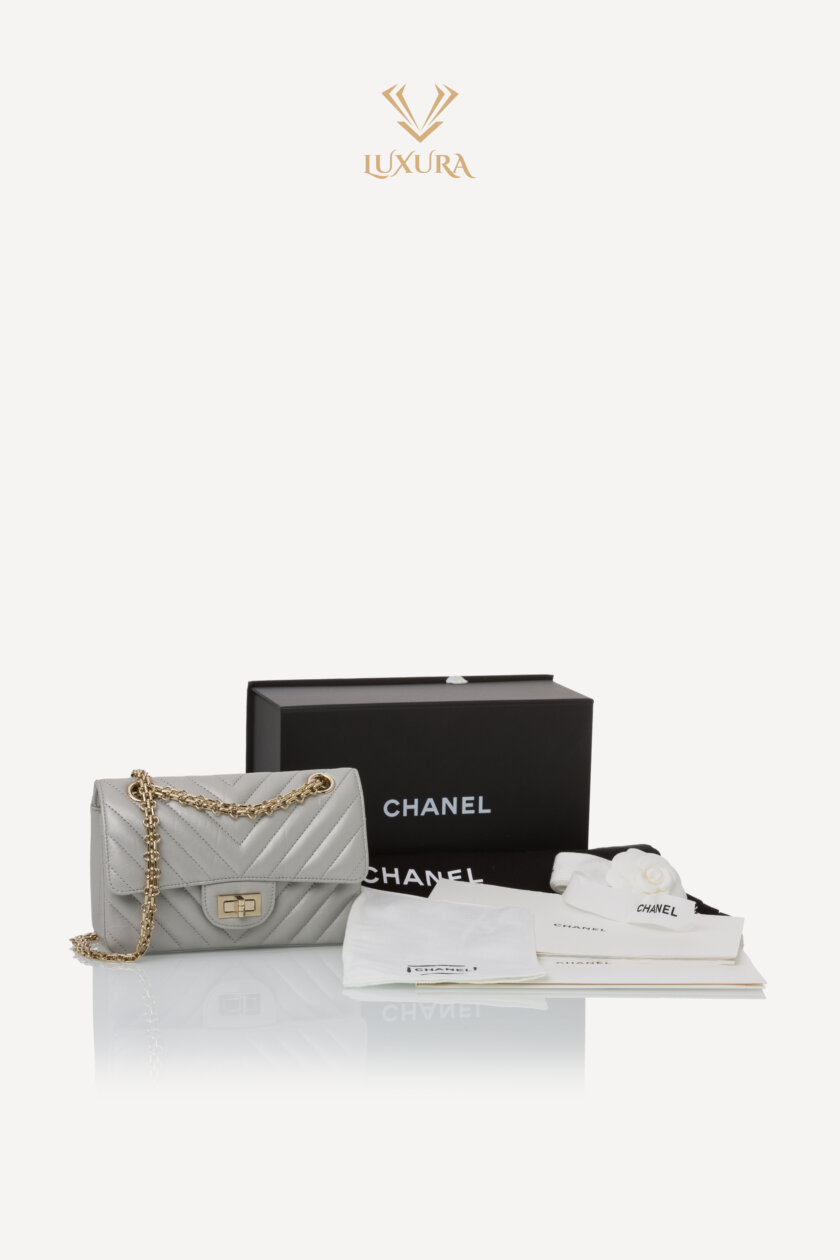 <span style="font-size: 10px; color: rgb(101, 101, 101);letter-spacing: .15em;">HARD TO FIND</span><br><strong> CHANEL </strong><br><div style="margin-top:10px;font-size:16px;">2.55 Mini Bag Aged leather gold effect metal Gray</div><br> - Image 2