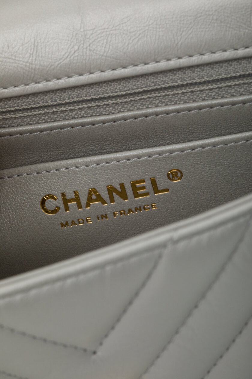 <span style="font-size: 10px; color: rgb(101, 101, 101);letter-spacing: .15em;">HARD TO FIND</span><br><strong> CHANEL </strong><br><div style="margin-top:10px;font-size:16px;">2.55 Mini Bag Aged leather gold effect metal Gray</div><br> - Image 18