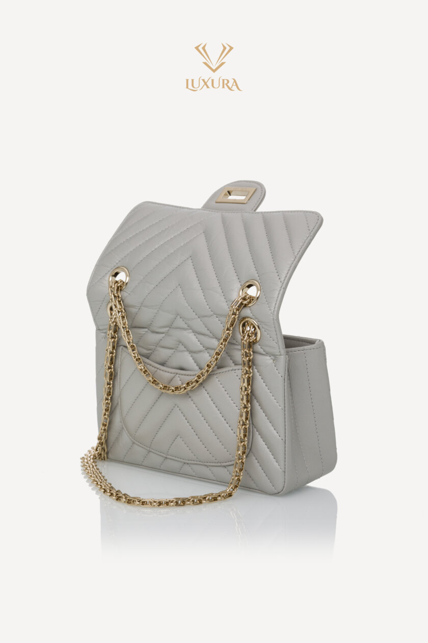 <span style="font-size: 10px; color: rgb(101, 101, 101);letter-spacing: .15em;">HARD TO FIND</span><br><strong> CHANEL </strong><br><div style="margin-top:10px;font-size:16px;">2.55 Mini Bag Aged leather gold effect metal Gray</div><br> - Image 8