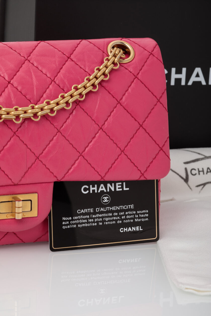 <span style="font-size: 10px; color: rgb(101, 101, 101);letter-spacing: .15em;">BEST DEAL</span><br><strong> CHANEL </strong><br><div style="margin-top:10px;font-size:16px;">2.55 Bag Aged leather gold effect metal Raspberry Pink</div><br> - Image 16