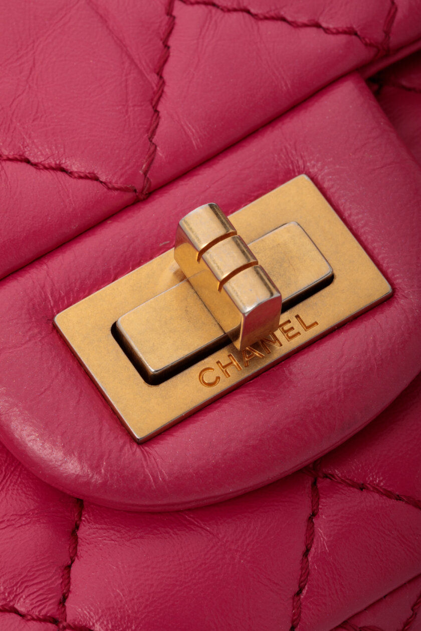 <span style="font-size: 10px; color: rgb(101, 101, 101);letter-spacing: .15em;">BEST DEAL</span><br><strong> CHANEL </strong><br><div style="margin-top:10px;font-size:16px;">2.55 Bag Aged leather gold effect metal Raspberry Pink</div><br> - Image 12