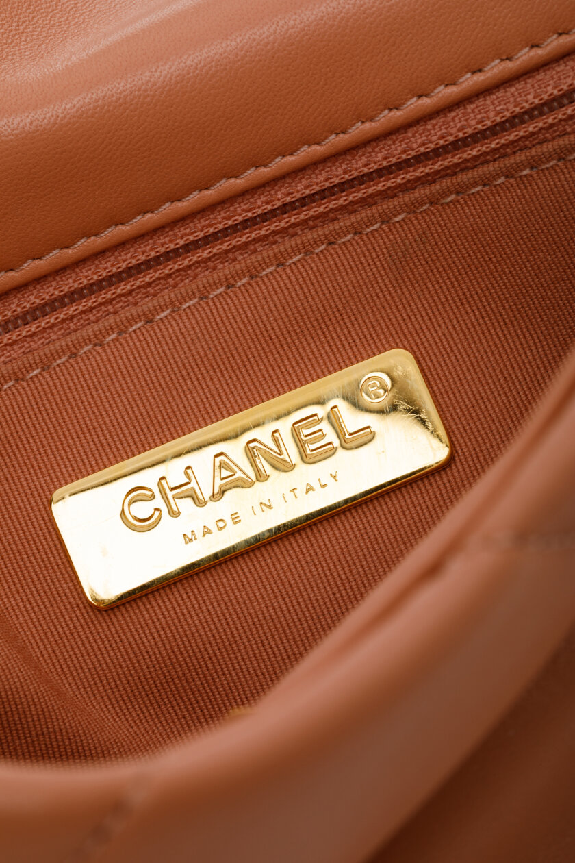 <span style="font-size: 10px; color: rgb(101, 101, 101);letter-spacing: .15em;">HARD TO FIND</span><br><strong> CHANEL </strong><br><div style="margin-top:10px;font-size:16px;">19 Handbag Shiny Lambskin Gold-Tone Silver-Tone Ruthenium Finish Metal Camel</div><br> - Image 17