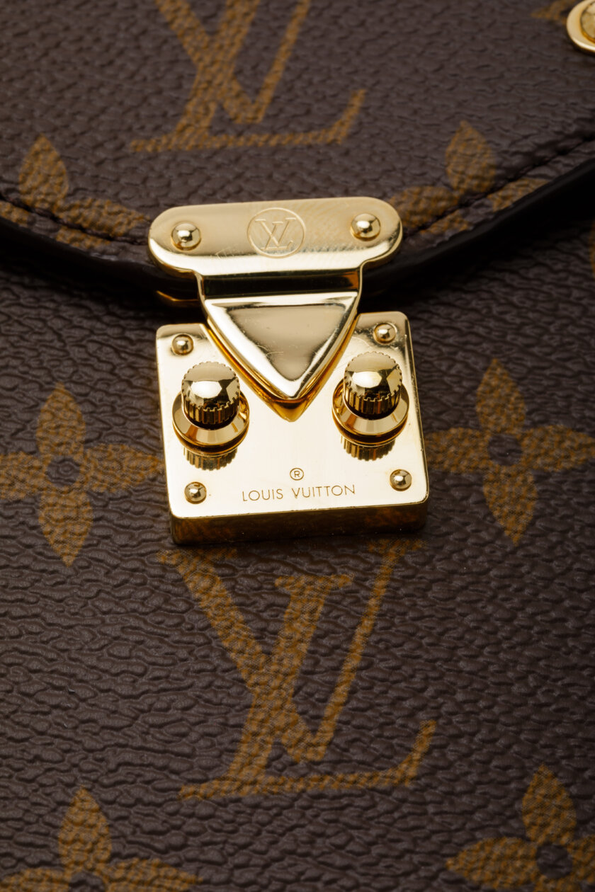 <span style="font-size: 10px; color: rgb(101, 101, 101);letter-spacing: .15em;">HARD TO FIND</span><br><strong> LOUIS VUITTON </strong><br><div style="margin-top:10px;font-size:16px;">Monogram Phone Pouch Metis Monogram Canvas M13572</div><br> - Image 12