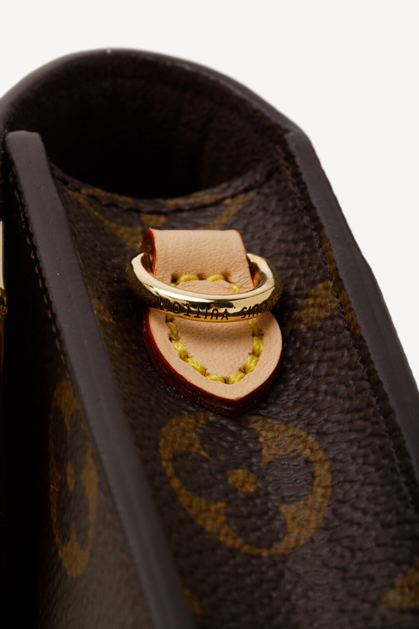 <span style="font-size: 10px; color: rgb(101, 101, 101);letter-spacing: .15em;">HARD TO FIND</span><br><strong> LOUIS VUITTON </strong><br><div style="margin-top:10px;font-size:16px;">Monogram Phone Pouch Metis Monogram Canvas M13572</div><br> - Image 14