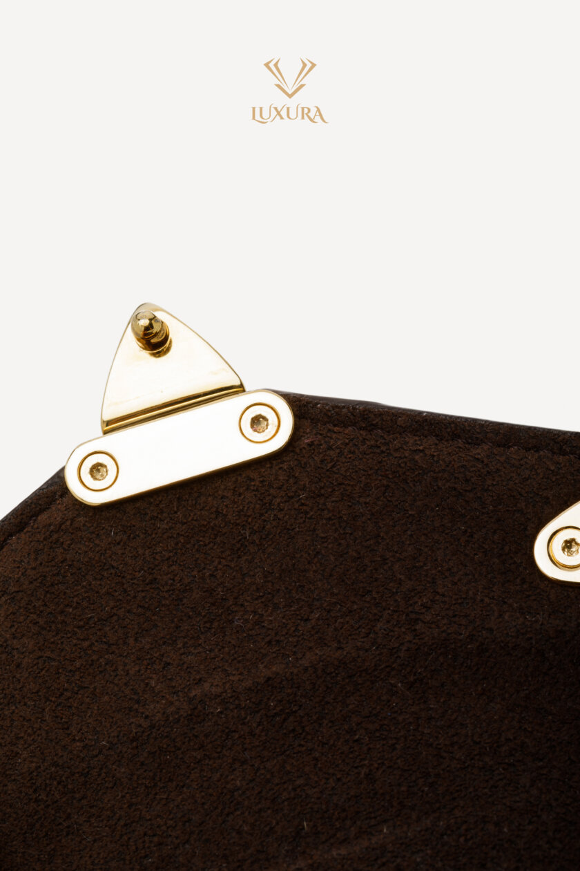<span style="font-size: 10px; color: rgb(101, 101, 101);letter-spacing: .15em;">HARD TO FIND</span><br><strong> LOUIS VUITTON </strong><br><div style="margin-top:10px;font-size:16px;">Monogram Phone Pouch Metis Monogram Canvas M13572</div><br> - Image 15