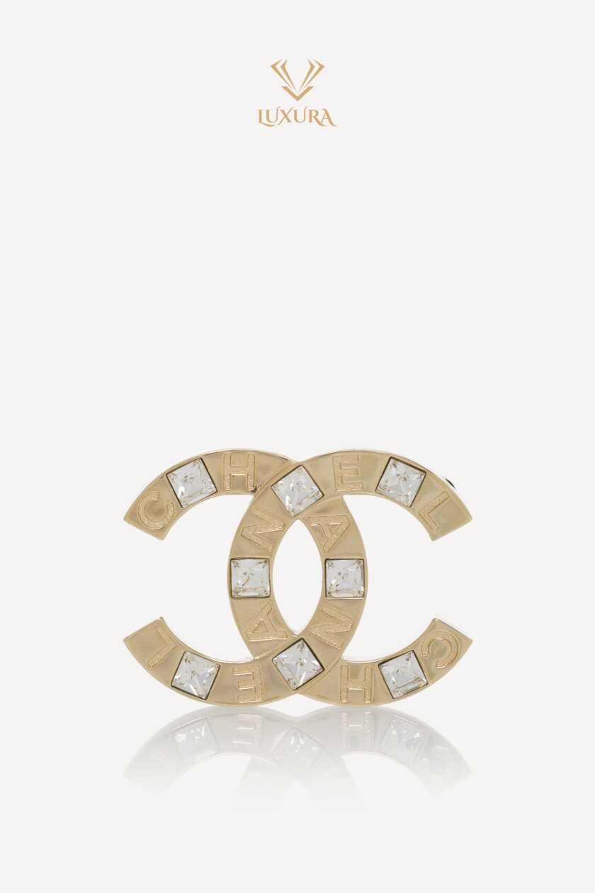 <span style="font-size: 10px; color: rgb(101, 101, 101);letter-spacing: .15em;">HARD TO FIND</span><br><strong> CHANEL </strong><br><div style="margin-top:10px; font-size:16px;"> Golden CC Crystal Square </div><br>