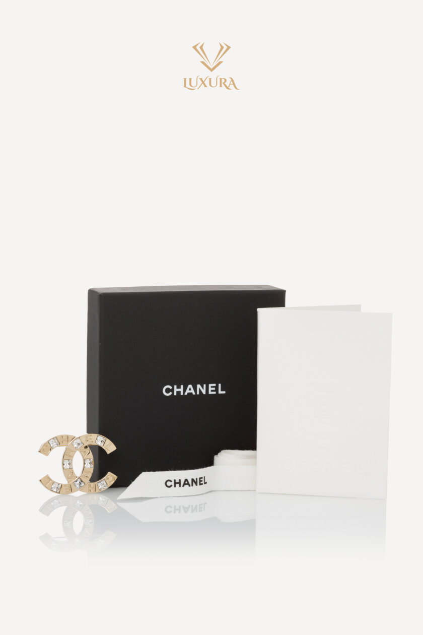 <span style="font-size: 10px; color: rgb(101, 101, 101);letter-spacing: .15em;">HARD TO FIND</span><br><strong> CHANEL </strong><br><div style="margin-top:10px; font-size:16px;"> Golden CC Crystal Square </div><br> - Image 2