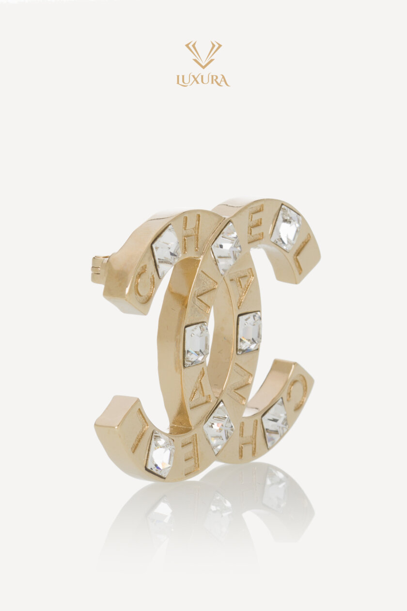 <span style="font-size: 10px; color: rgb(101, 101, 101);letter-spacing: .15em;">HARD TO FIND</span><br><strong> CHANEL </strong><br><div style="margin-top:10px; font-size:16px;"> Golden CC Crystal Square </div><br> - Image 3