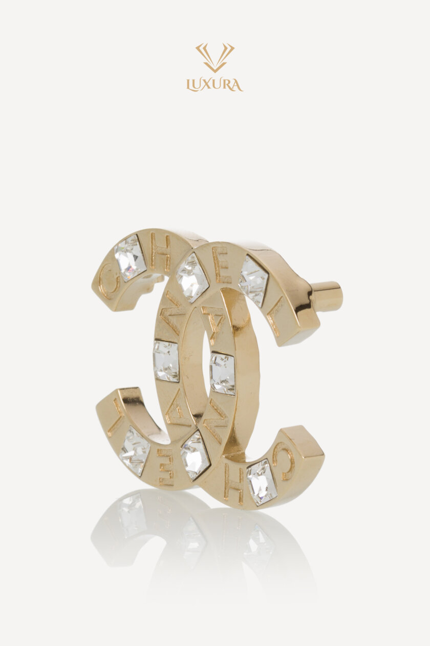 <span style="font-size: 10px; color: rgb(101, 101, 101);letter-spacing: .15em;">HARD TO FIND</span><br><strong> CHANEL </strong><br><div style="margin-top:10px; font-size:16px;"> Golden CC Crystal Square </div><br> - Image 6