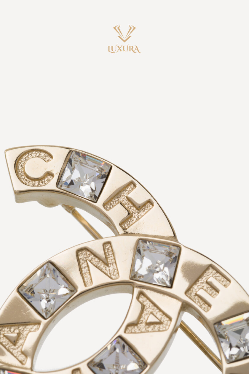 <span style="font-size: 10px; color: rgb(101, 101, 101);letter-spacing: .15em;">HARD TO FIND</span><br><strong> CHANEL </strong><br><div style="margin-top:10px; font-size:16px;"> Golden CC Crystal Square </div><br> - Image 4