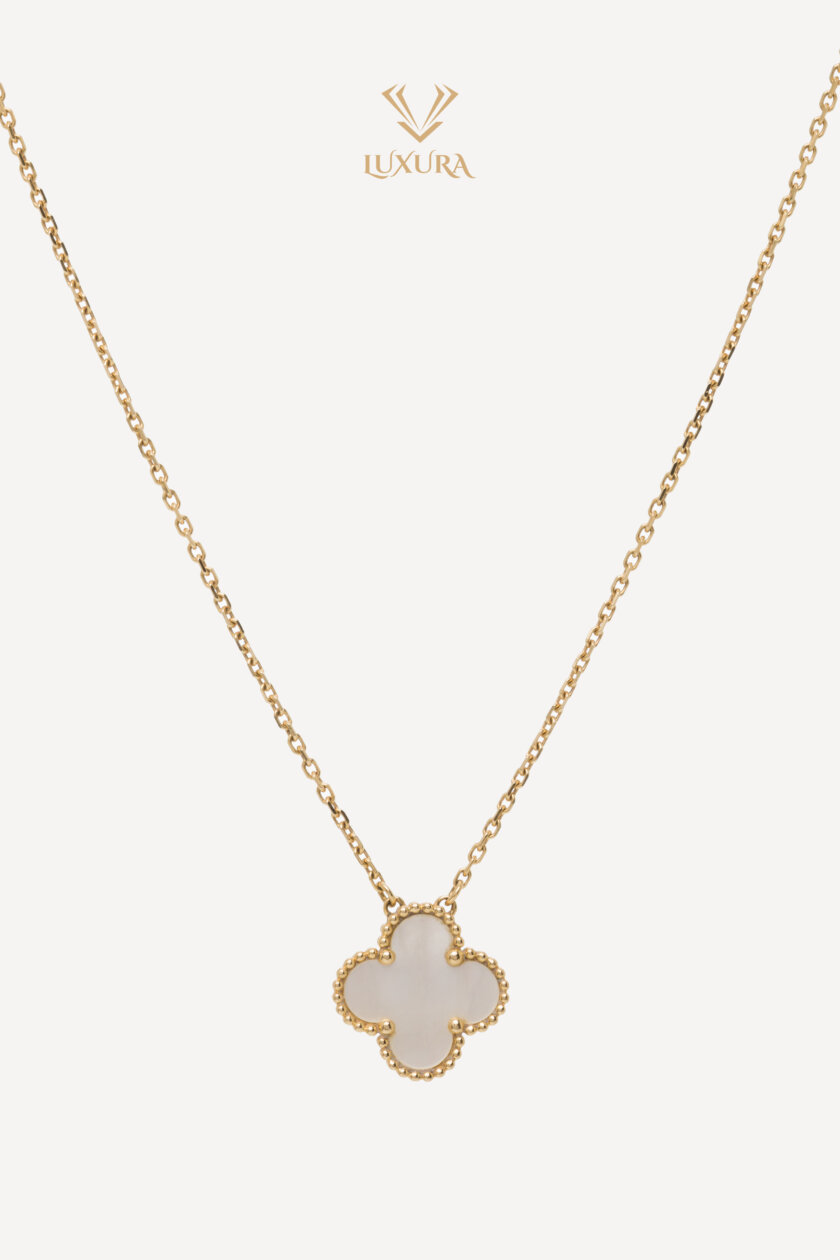 <span style="font-size: 10px; color: rgb(101, 101, 101);letter-spacing: .15em;">HARD TO FIND</span><br><strong> VAN CLEEF & ARPELS </strong><br><div style="margin-top:10px; font-size:16px;">Vintage Alhambra Pendant Yellow Gold Mother of Pearl</div><br>