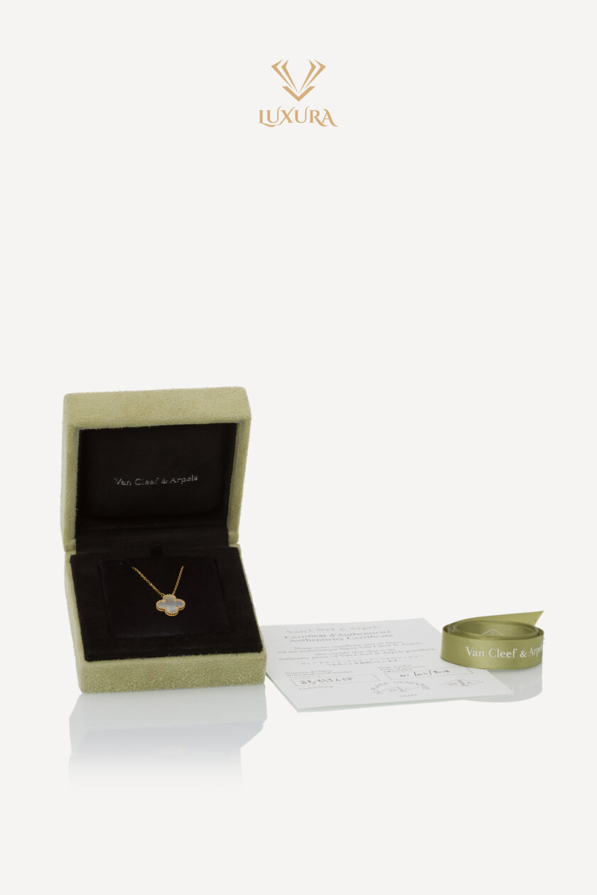 <span style="font-size: 10px; color: rgb(101, 101, 101);letter-spacing: .15em;">HARD TO FIND</span><br><strong> VAN CLEEF & ARPELS </strong><br><div style="margin-top:10px; font-size:16px;">Vintage Alhambra Pendant Yellow Gold Mother of Pearl</div><br> - Image 2