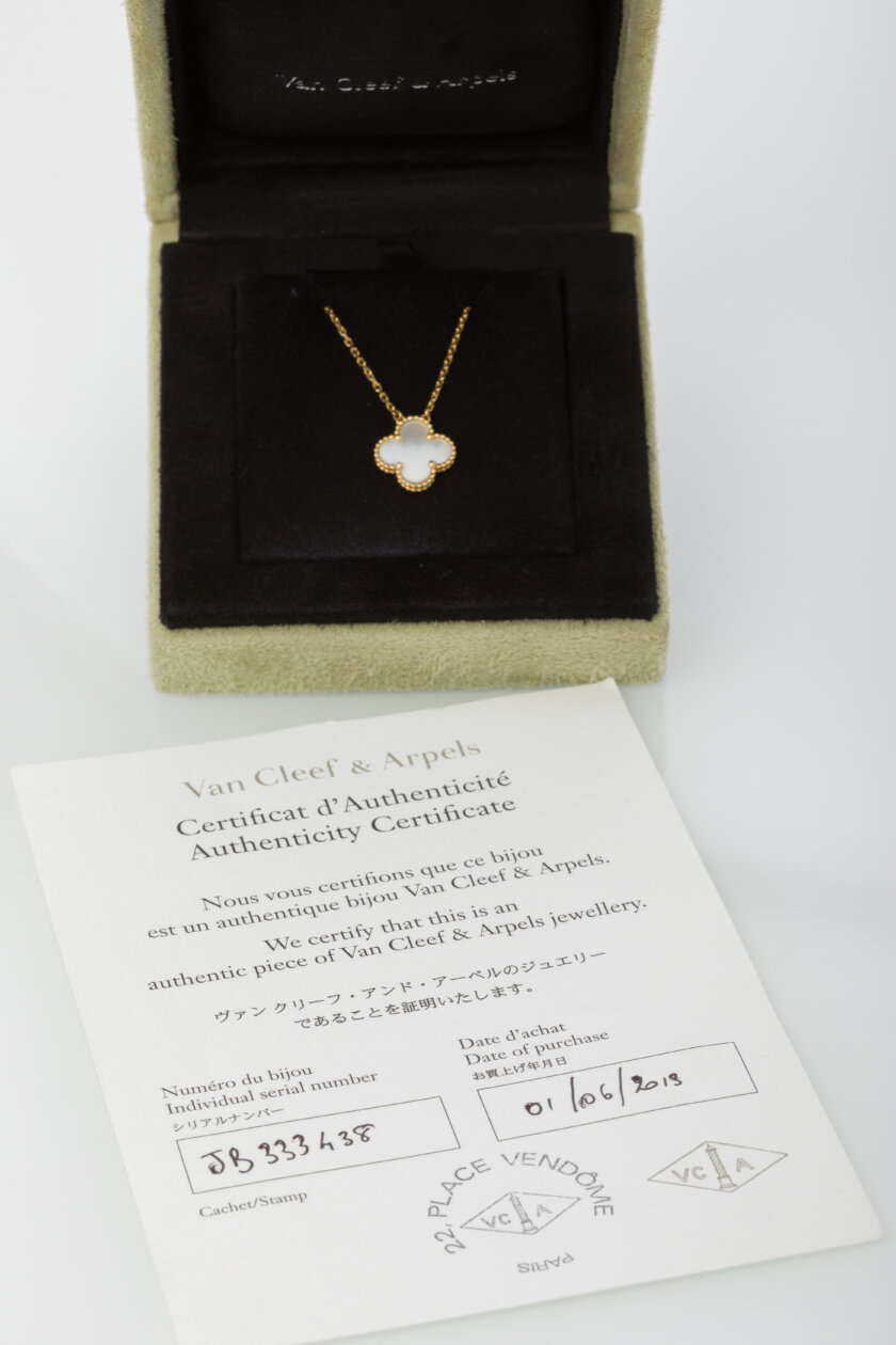 <span style="font-size: 10px; color: rgb(101, 101, 101);letter-spacing: .15em;">HARD TO FIND</span><br><strong> VAN CLEEF & ARPELS </strong><br><div style="margin-top:10px; font-size:16px;">Vintage Alhambra Pendant Yellow Gold Mother of Pearl</div><br> - Image 3