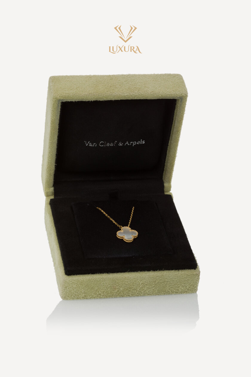 <span style="font-size: 10px; color: rgb(101, 101, 101);letter-spacing: .15em;">HARD TO FIND</span><br><strong> VAN CLEEF & ARPELS </strong><br><div style="margin-top:10px; font-size:16px;">Vintage Alhambra Pendant Yellow Gold Mother of Pearl</div><br> - Image 4