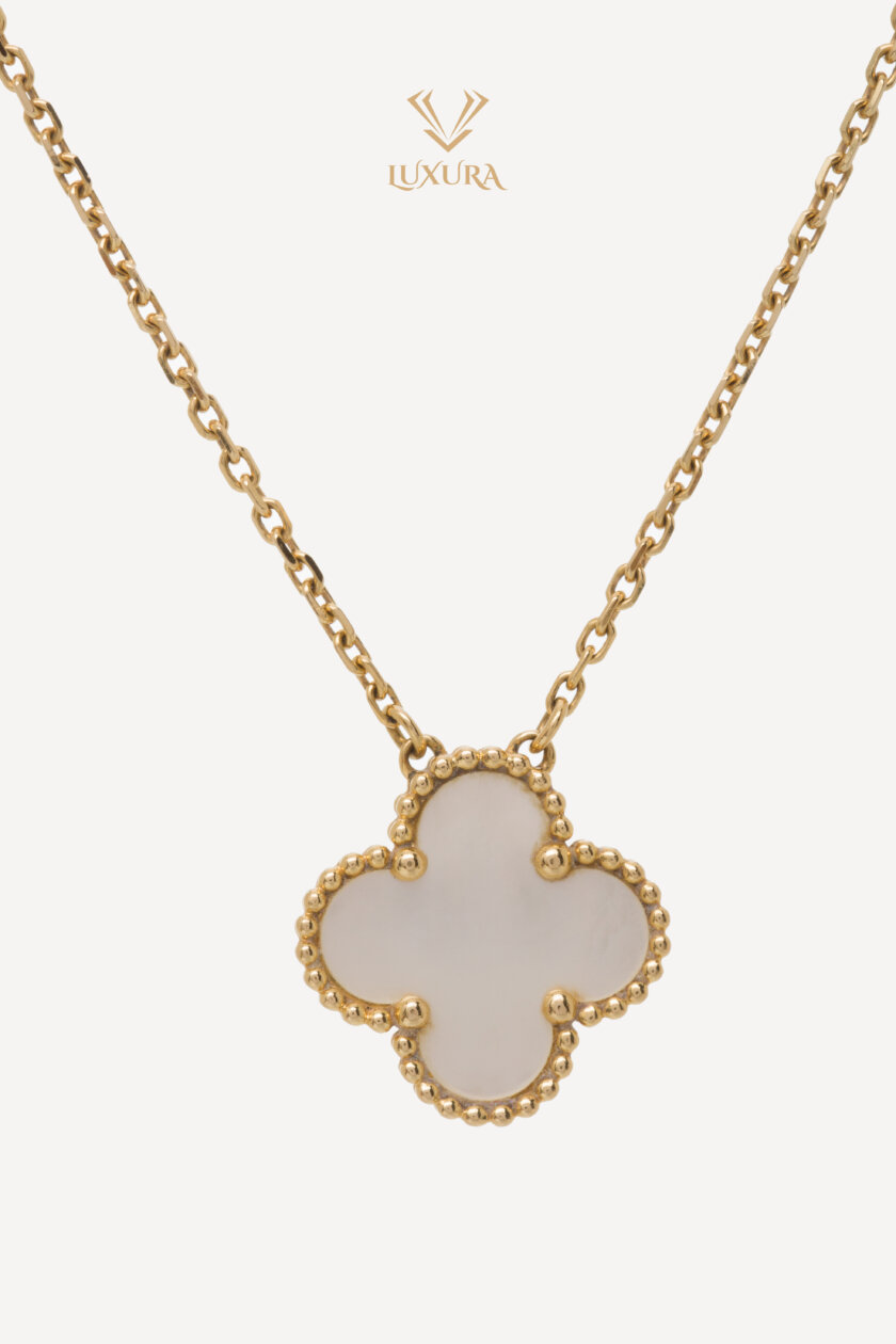<span style="font-size: 10px; color: rgb(101, 101, 101);letter-spacing: .15em;">HARD TO FIND</span><br><strong> VAN CLEEF & ARPELS </strong><br><div style="margin-top:10px; font-size:16px;">Vintage Alhambra Pendant Yellow Gold Mother of Pearl</div><br> - Image 6