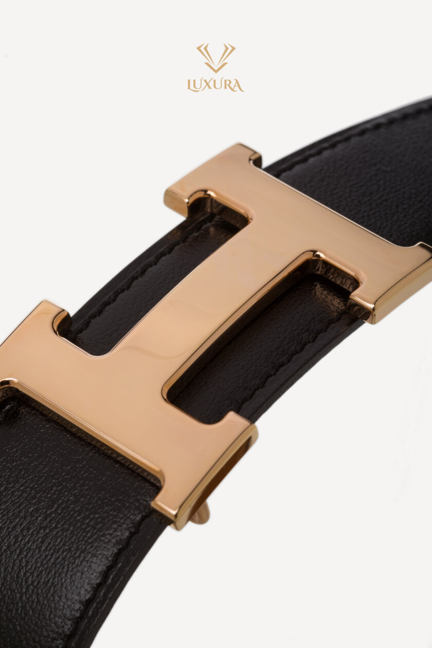 <span style="font-size: 10px; color: rgb(101, 101, 101);letter-spacing: .15em;">HARD TO FIND</span><br><strong> HERMES </strong><br><div style="margin-top:10px; font-size:16px;"> H Belt Buckle with Reversible Strap Noir Gold 95 cm 32mm </div><br> - Image 8