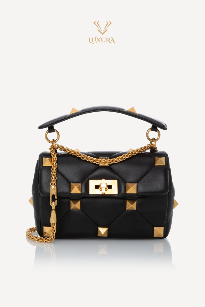 <span style="font-size: 10px; color: rgb(101, 101, 101);letter-spacing: .15em;">BEST DEAL</span><br><strong> VALENTINO </strong><br><div style="margin-top:10px; font-size:16px;">Nappa Small Roman Stud Shoulder Bag Black </div><br>