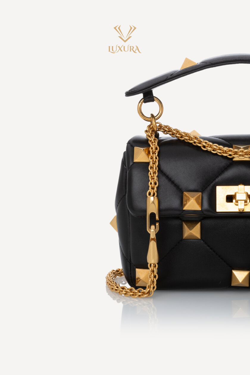 <span style="font-size: 10px; color: rgb(101, 101, 101);letter-spacing: .15em;">BEST DEAL</span><br><strong> VALENTINO </strong><br><div style="margin-top:10px; font-size:16px;">Nappa Small Roman Stud Shoulder Bag Black </div><br> - Image 10