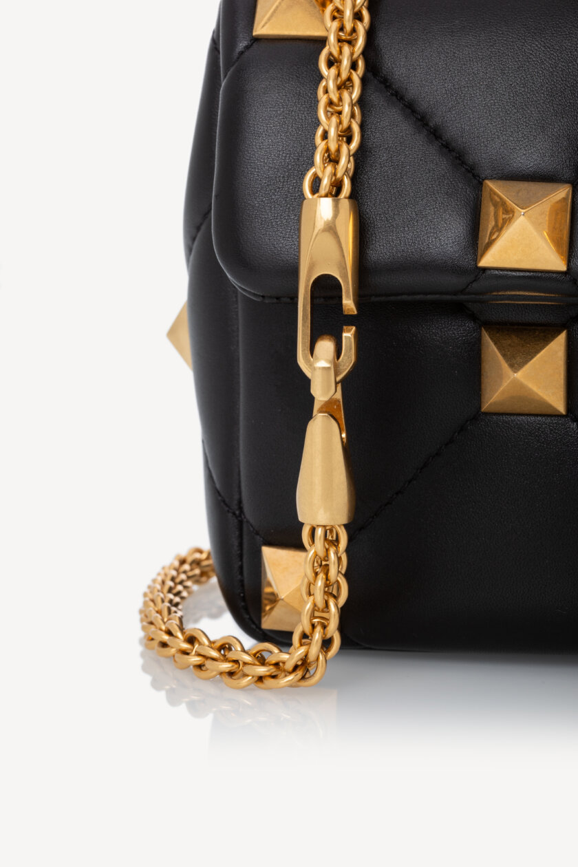 <span style="font-size: 10px; color: rgb(101, 101, 101);letter-spacing: .15em;">BEST DEAL</span><br><strong> VALENTINO </strong><br><div style="margin-top:10px; font-size:16px;">Nappa Small Roman Stud Shoulder Bag Black </div><br> - Image 12