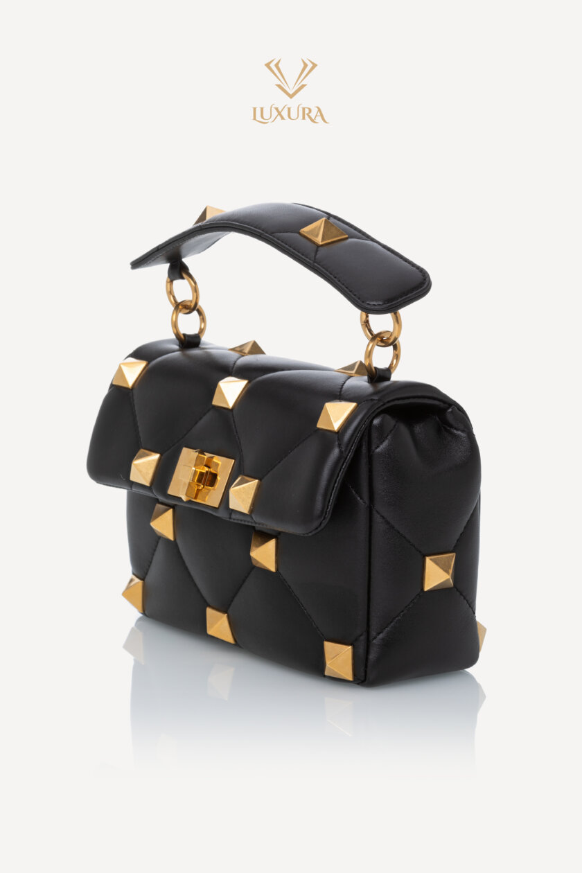 <span style="font-size: 10px; color: rgb(101, 101, 101);letter-spacing: .15em;">BEST DEAL</span><br><strong> VALENTINO </strong><br><div style="margin-top:10px; font-size:16px;">Nappa Small Roman Stud Shoulder Bag Black </div><br> - Image 9