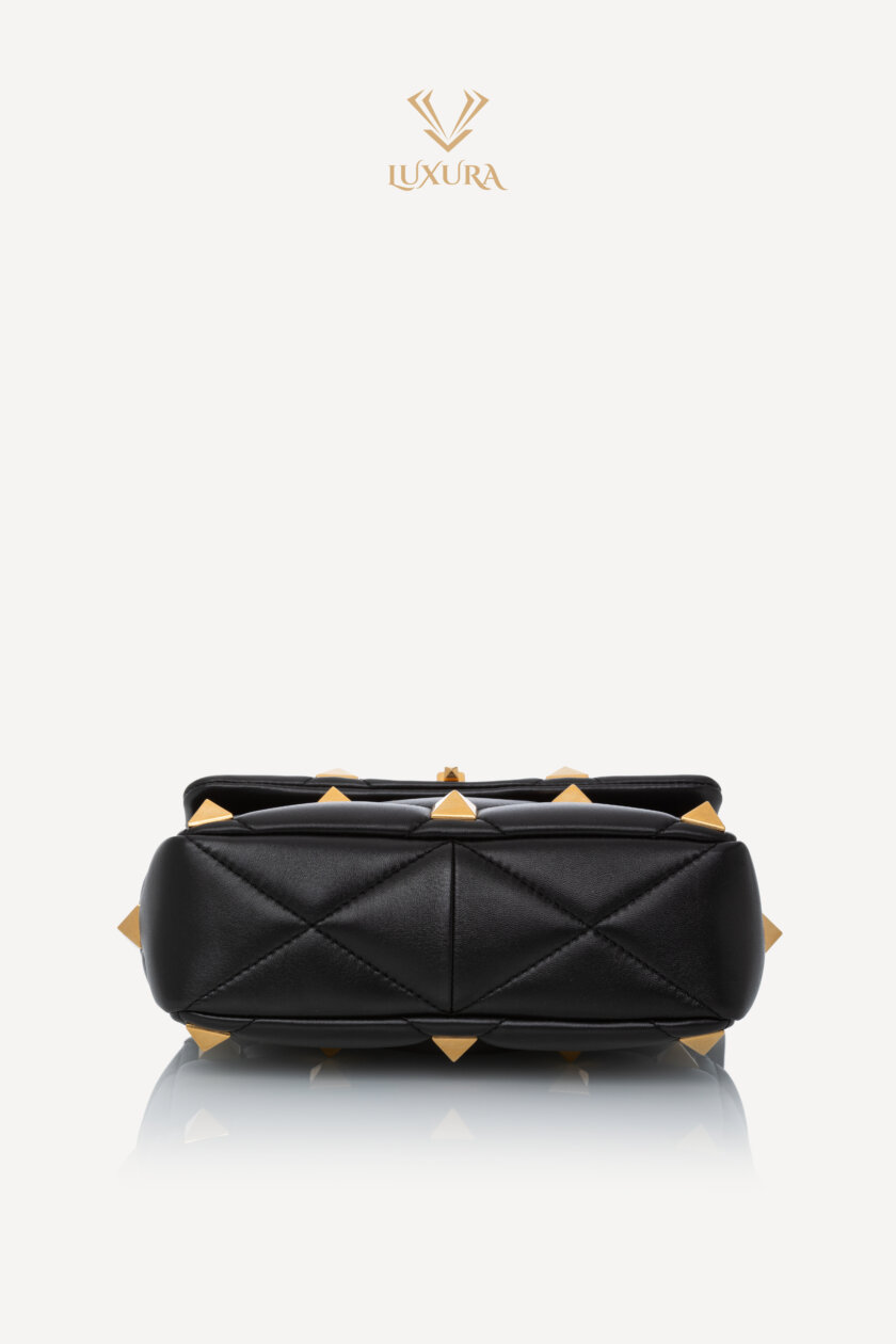<span style="font-size: 10px; color: rgb(101, 101, 101);letter-spacing: .15em;">BEST DEAL</span><br><strong> VALENTINO </strong><br><div style="margin-top:10px; font-size:16px;">Nappa Small Roman Stud Shoulder Bag Black </div><br> - Image 20