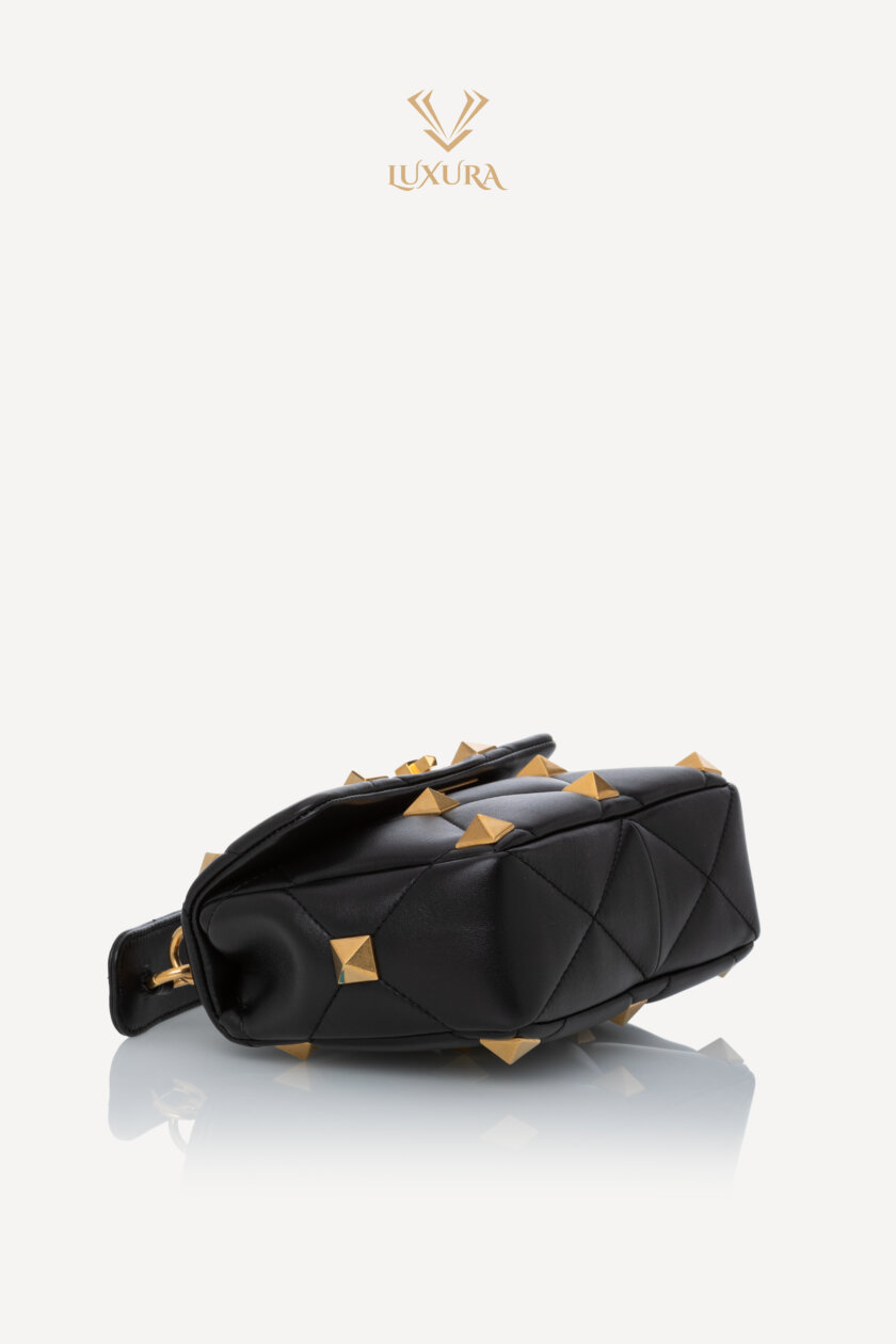 <span style="font-size: 10px; color: rgb(101, 101, 101);letter-spacing: .15em;">BEST DEAL</span><br><strong> VALENTINO </strong><br><div style="margin-top:10px; font-size:16px;">Nappa Small Roman Stud Shoulder Bag Black </div><br> - Image 19