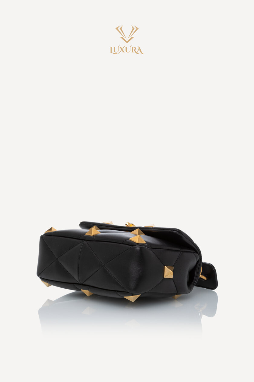 <span style="font-size: 10px; color: rgb(101, 101, 101);letter-spacing: .15em;">BEST DEAL</span><br><strong> VALENTINO </strong><br><div style="margin-top:10px; font-size:16px;">Nappa Small Roman Stud Shoulder Bag Black </div><br> - Image 21