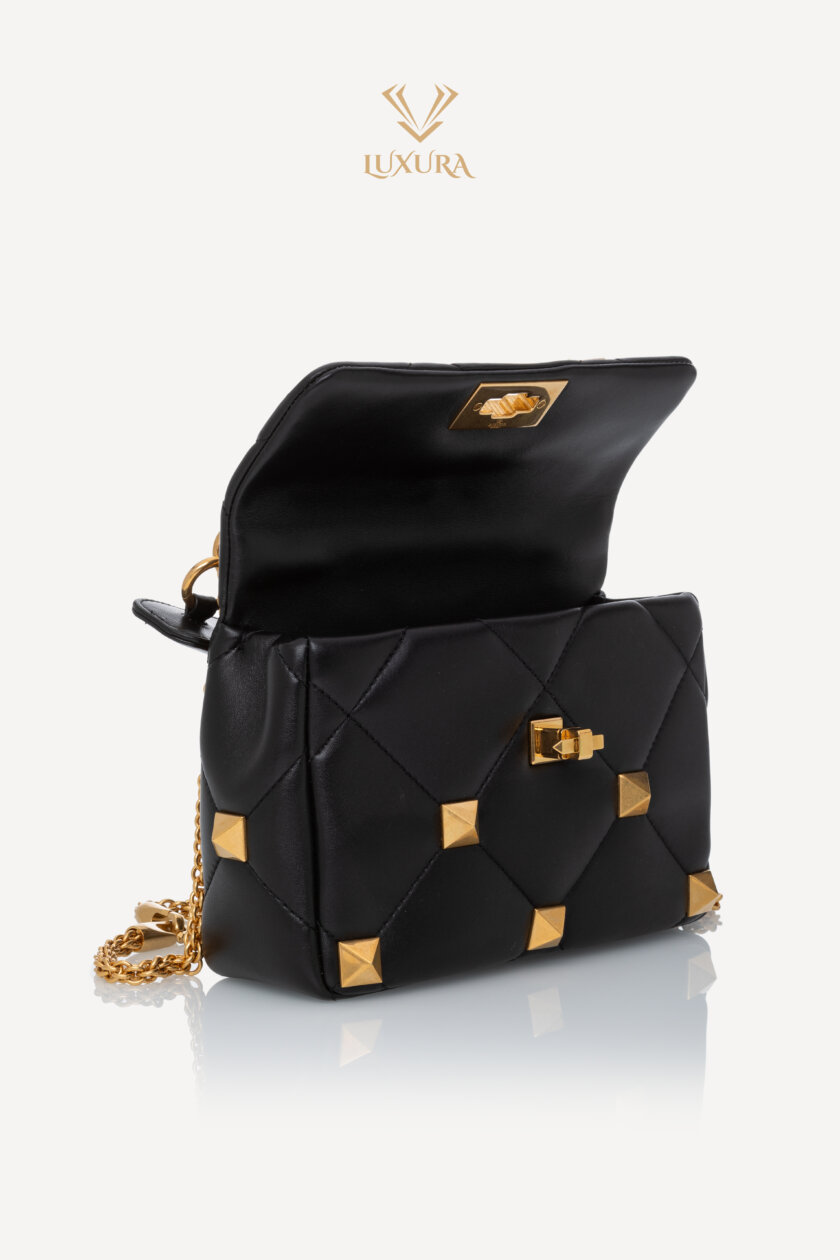 <span style="font-size: 10px; color: rgb(101, 101, 101);letter-spacing: .15em;">BEST DEAL</span><br><strong> VALENTINO </strong><br><div style="margin-top:10px; font-size:16px;">Nappa Small Roman Stud Shoulder Bag Black </div><br> - Image 8