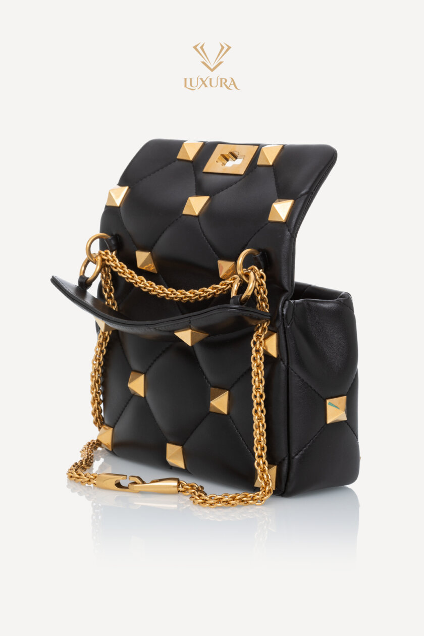 <span style="font-size: 10px; color: rgb(101, 101, 101);letter-spacing: .15em;">BEST DEAL</span><br><strong> VALENTINO </strong><br><div style="margin-top:10px; font-size:16px;">Nappa Small Roman Stud Shoulder Bag Black </div><br> - Image 7