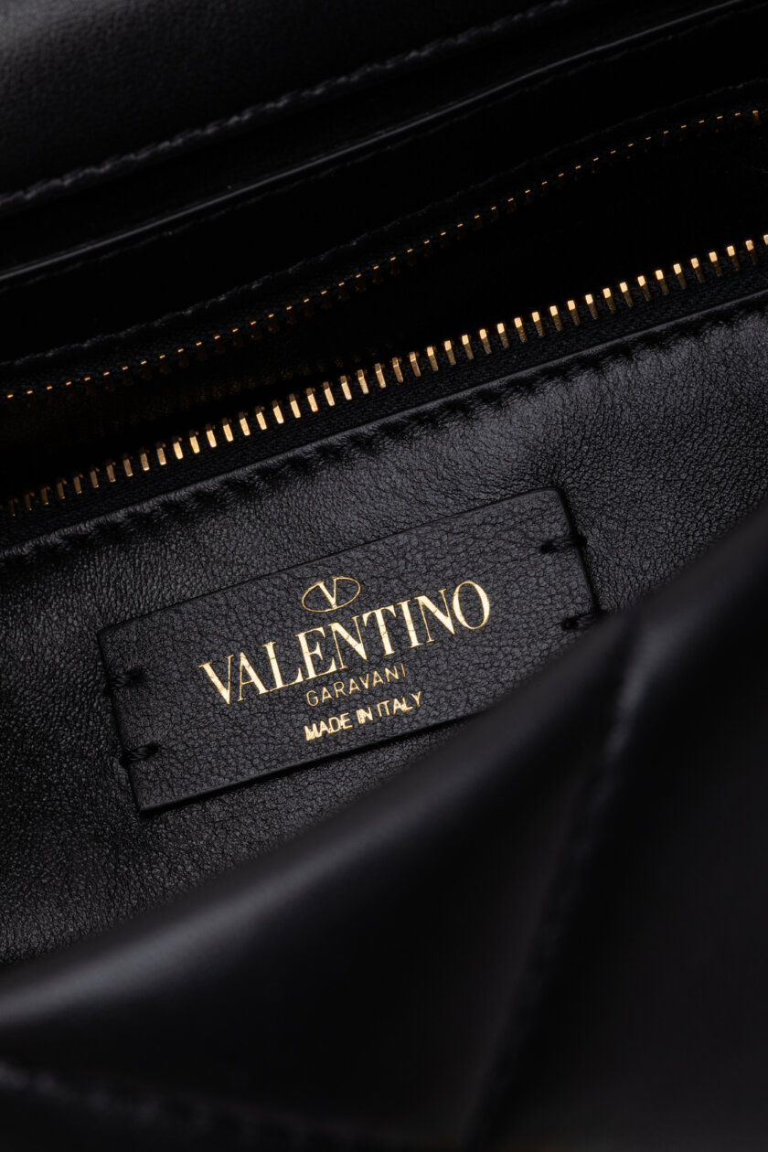 <span style="font-size: 10px; color: rgb(101, 101, 101);letter-spacing: .15em;">BEST DEAL</span><br><strong> VALENTINO </strong><br><div style="margin-top:10px; font-size:16px;">Nappa Small Roman Stud Shoulder Bag Black </div><br> - Image 17