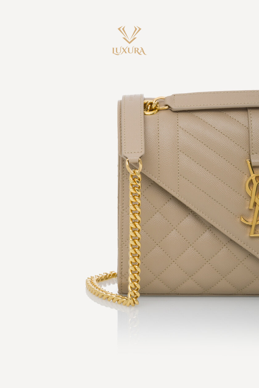 <span style="font-size: 10px; color: rgb(101, 101, 101);letter-spacing: .15em;">HARD TO FIND</span><br><strong> SAINT LAURENT </strong><br><div style="margin-top:10px; font-size:16px;">Envelope Medium in Quilted Grain de Poudre Embossed Leather Dark Beige</div><br> - Image 10