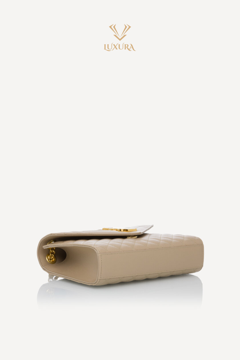 <span style="font-size: 10px; color: rgb(101, 101, 101);letter-spacing: .15em;">HARD TO FIND</span><br><strong> SAINT LAURENT </strong><br><div style="margin-top:10px; font-size:16px;">Envelope Medium in Quilted Grain de Poudre Embossed Leather Dark Beige</div><br> - Image 21