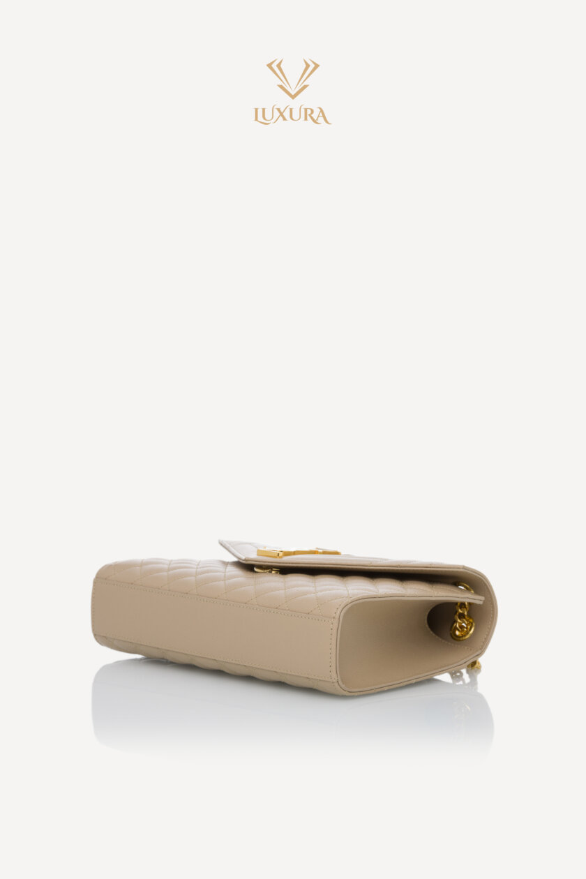 <span style="font-size: 10px; color: rgb(101, 101, 101);letter-spacing: .15em;">HARD TO FIND</span><br><strong> SAINT LAURENT </strong><br><div style="margin-top:10px; font-size:16px;">Envelope Medium in Quilted Grain de Poudre Embossed Leather Dark Beige</div><br> - Image 23