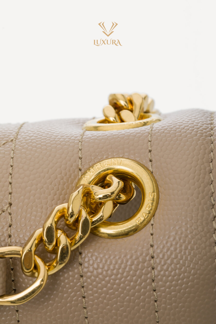 <span style="font-size: 10px; color: rgb(101, 101, 101);letter-spacing: .15em;">HARD TO FIND</span><br><strong> SAINT LAURENT </strong><br><div style="margin-top:10px; font-size:16px;">Envelope Medium in Quilted Grain de Poudre Embossed Leather Dark Beige</div><br> - Image 13
