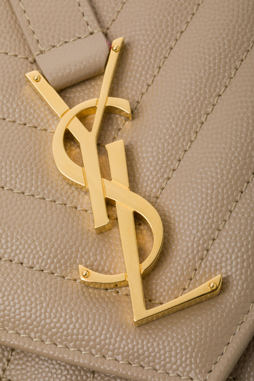 <span style="font-size: 10px; color: rgb(101, 101, 101);letter-spacing: .15em;">HARD TO FIND</span><br><strong> SAINT LAURENT </strong><br><div style="margin-top:10px; font-size:16px;">Envelope Medium in Quilted Grain de Poudre Embossed Leather Dark Beige</div><br> - Image 12