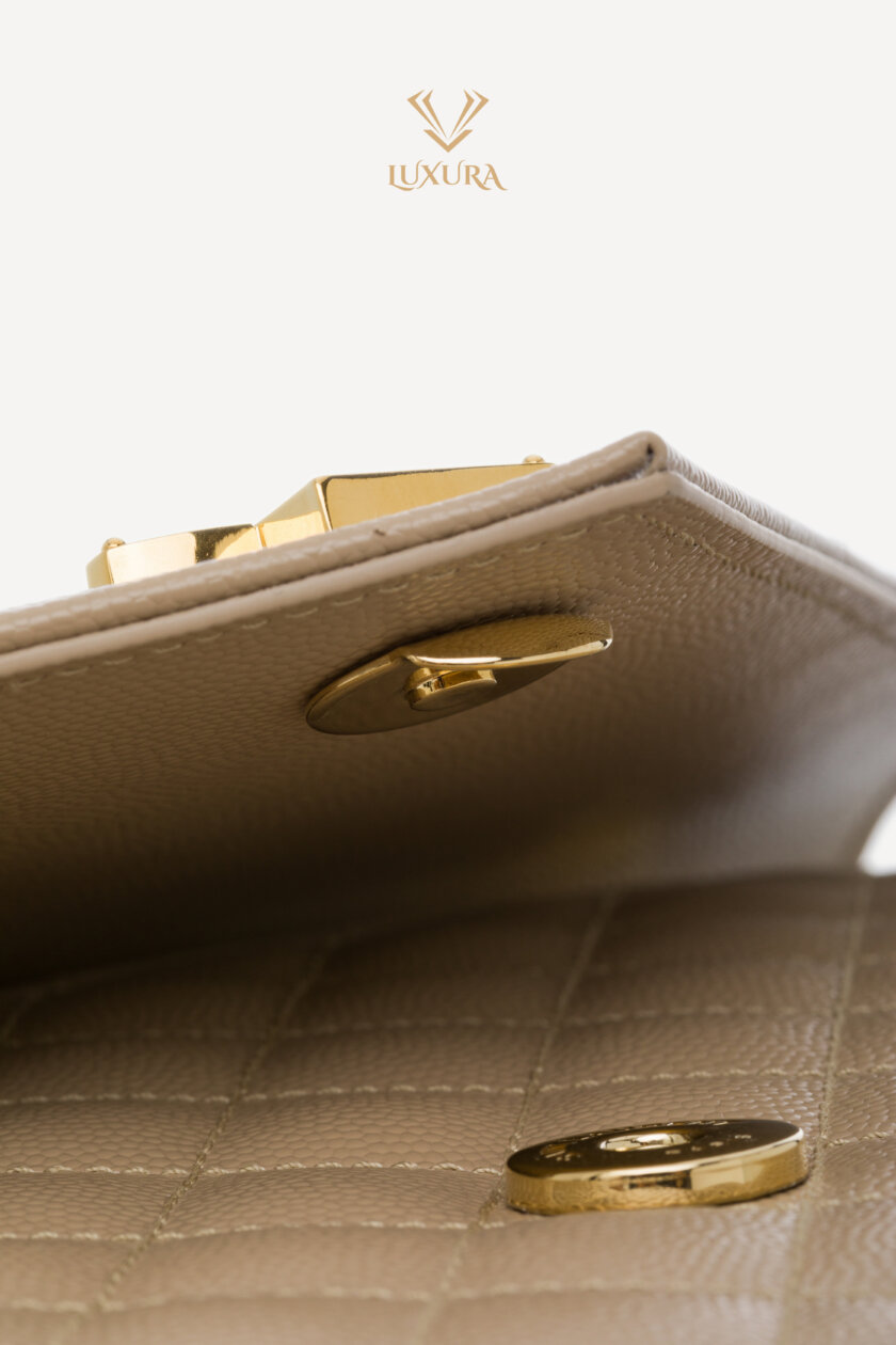 <span style="font-size: 10px; color: rgb(101, 101, 101);letter-spacing: .15em;">HARD TO FIND</span><br><strong> SAINT LAURENT </strong><br><div style="margin-top:10px; font-size:16px;">Envelope Medium in Quilted Grain de Poudre Embossed Leather Dark Beige</div><br> - Image 17