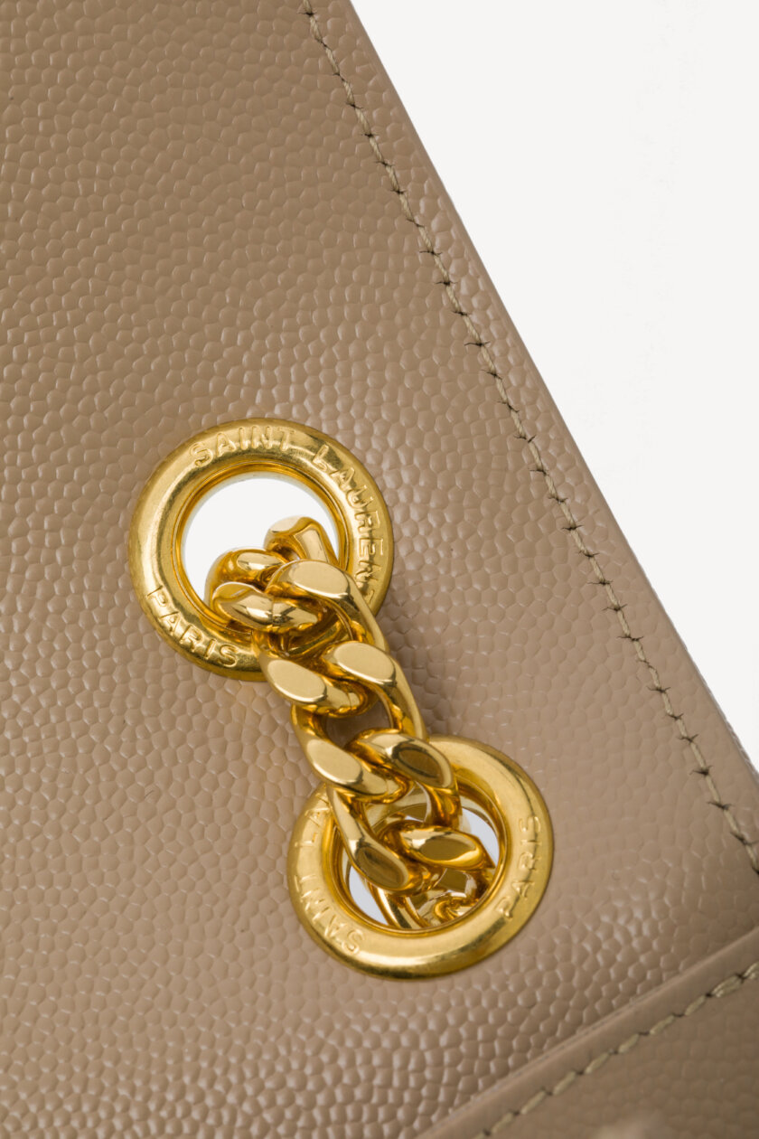 <span style="font-size: 10px; color: rgb(101, 101, 101);letter-spacing: .15em;">HARD TO FIND</span><br><strong> SAINT LAURENT </strong><br><div style="margin-top:10px; font-size:16px;">Envelope Medium in Quilted Grain de Poudre Embossed Leather Dark Beige</div><br> - Image 14