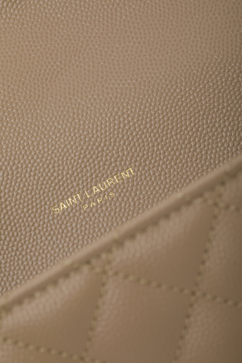 <span style="font-size: 10px; color: rgb(101, 101, 101);letter-spacing: .15em;">HARD TO FIND</span><br><strong> SAINT LAURENT </strong><br><div style="margin-top:10px; font-size:16px;">Envelope Medium in Quilted Grain de Poudre Embossed Leather Dark Beige</div><br> - Image 15
