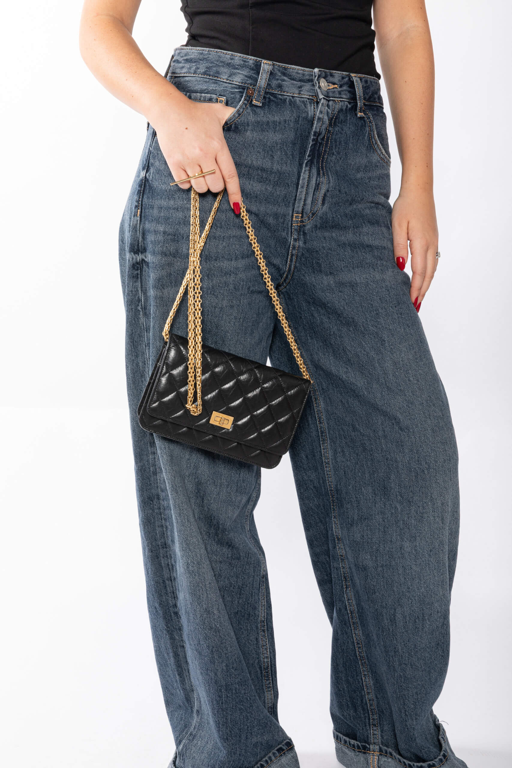 <span style="font-size: 10px; color: rgb(101, 101, 101);letter-spacing: .15em;">HARD TO FIND</span><br><strong> CHANEL </strong><br><div style="margin-top:10px;font-size:16px;"> Aged Calfskin Quilted Reissue 2.55 Wallet On Chain Black </div><br> - Image 2