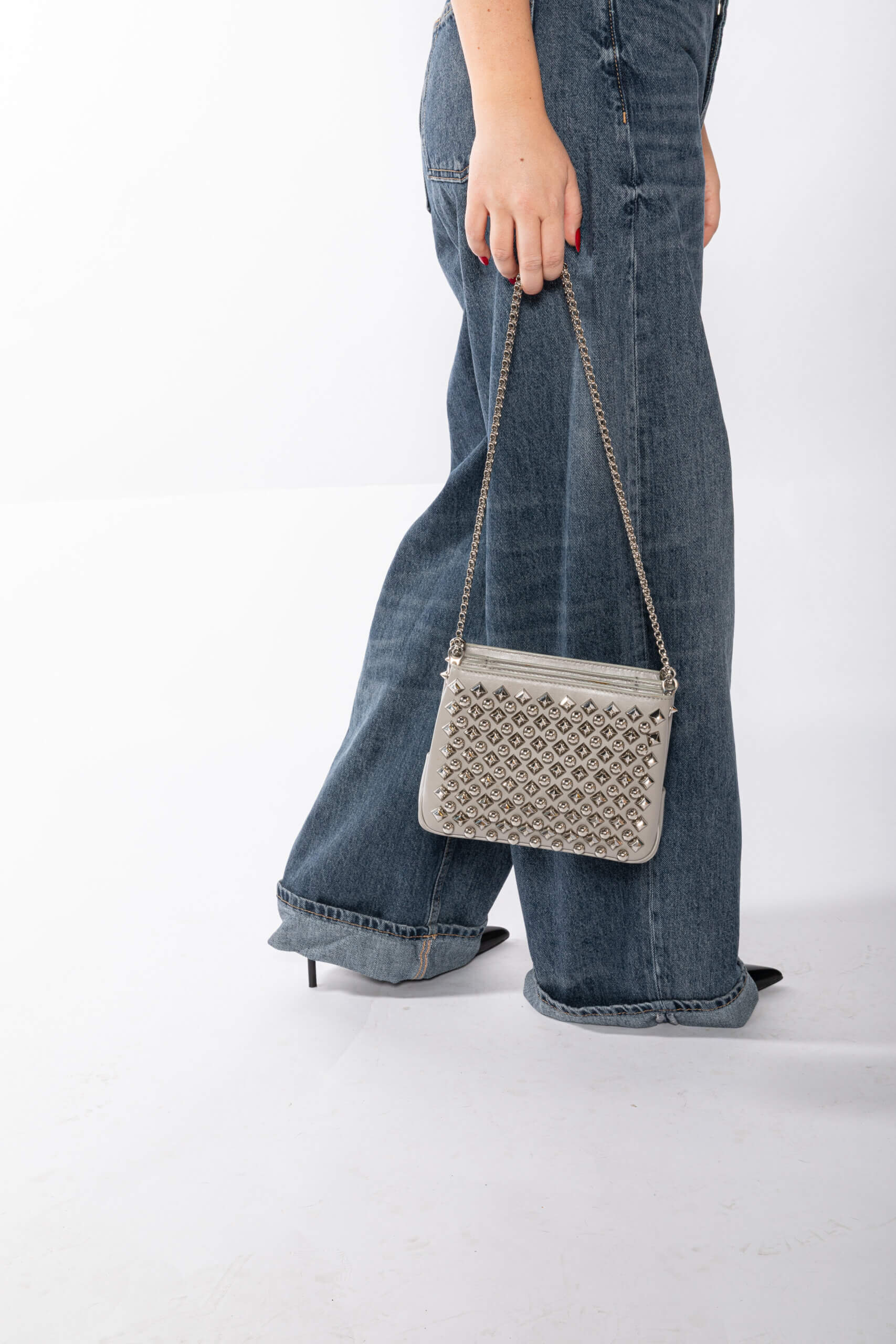 <span style="font-size: 10px; color: rgb(101, 101, 101);letter-spacing: .15em;">BEST DEAL</span><br><strong> CHRISTIAN LOUBOUTIN </strong><br><div style="margin-top:10px; font-size:16px;"> Silver Leather Studded Triloubi Clutch Bag </div><br> - Image 8