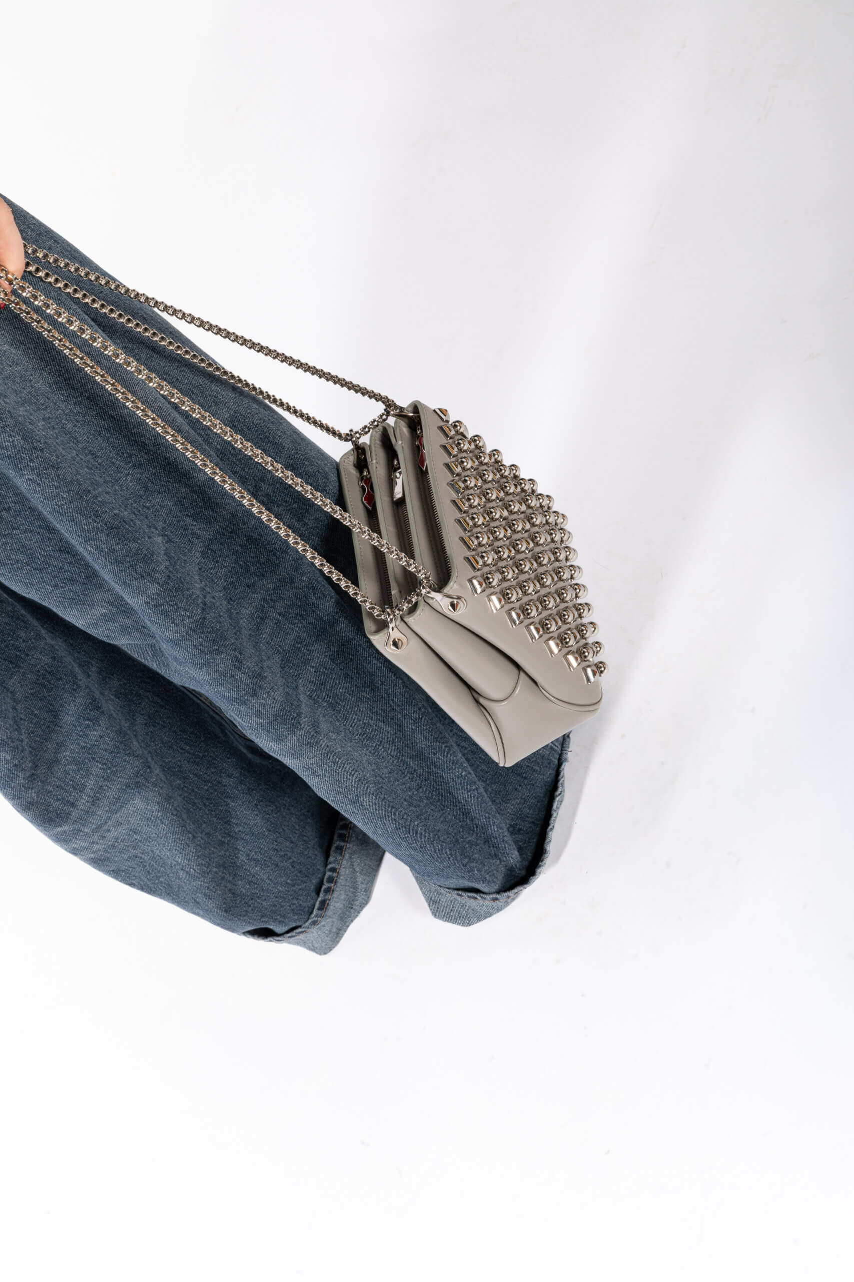 <span style="font-size: 10px; color: rgb(101, 101, 101);letter-spacing: .15em;">BEST DEAL</span><br><strong> CHRISTIAN LOUBOUTIN </strong><br><div style="margin-top:10px; font-size:16px;"> Silver Leather Studded Triloubi Clutch Bag </div><br> - Image 7