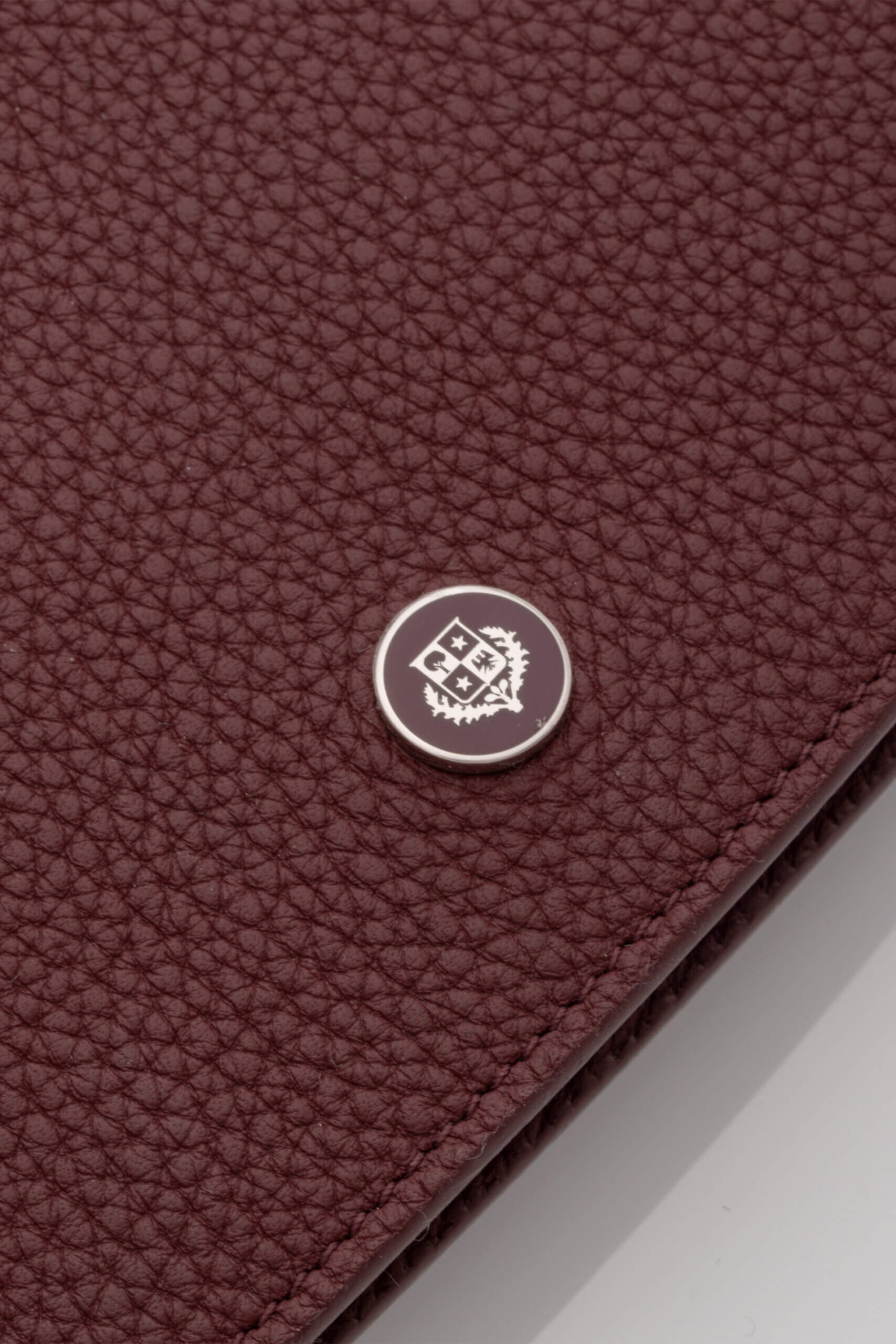 <span style="font-size: 10px; color: rgb(101, 101, 101);letter-spacing: .15em;">HARD TO FIND</span><br><strong> LORO PIANA </strong><br><div style="margin-top:10px; font-size:16px;"> Sesia Leather Crossbody Wallet Burgundy </div><br> - Image 7