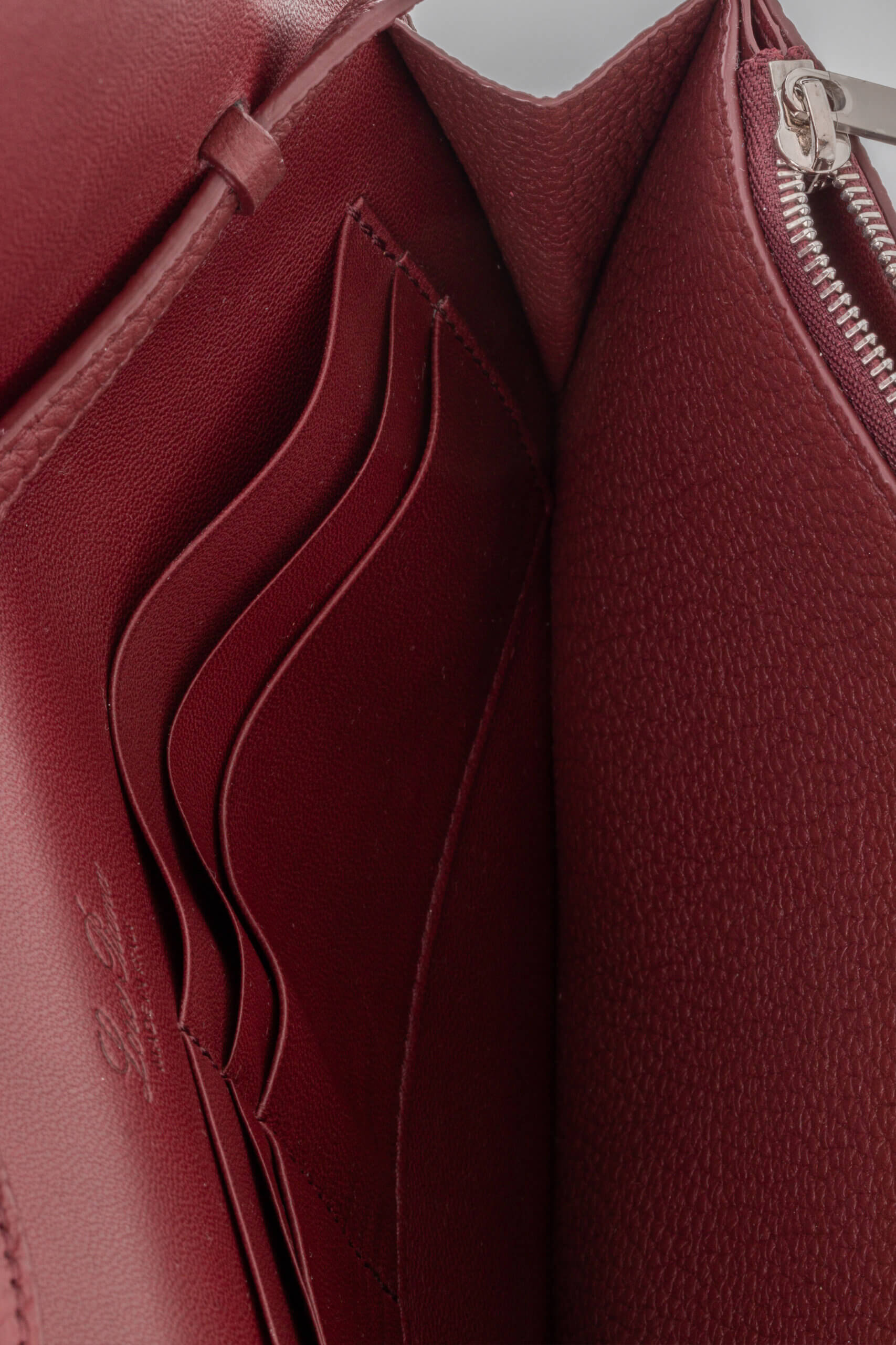 <span style="font-size: 10px; color: rgb(101, 101, 101);letter-spacing: .15em;">HARD TO FIND</span><br><strong> LORO PIANA </strong><br><div style="margin-top:10px; font-size:16px;"> Sesia Leather Crossbody Wallet Burgundy </div><br> - Image 8