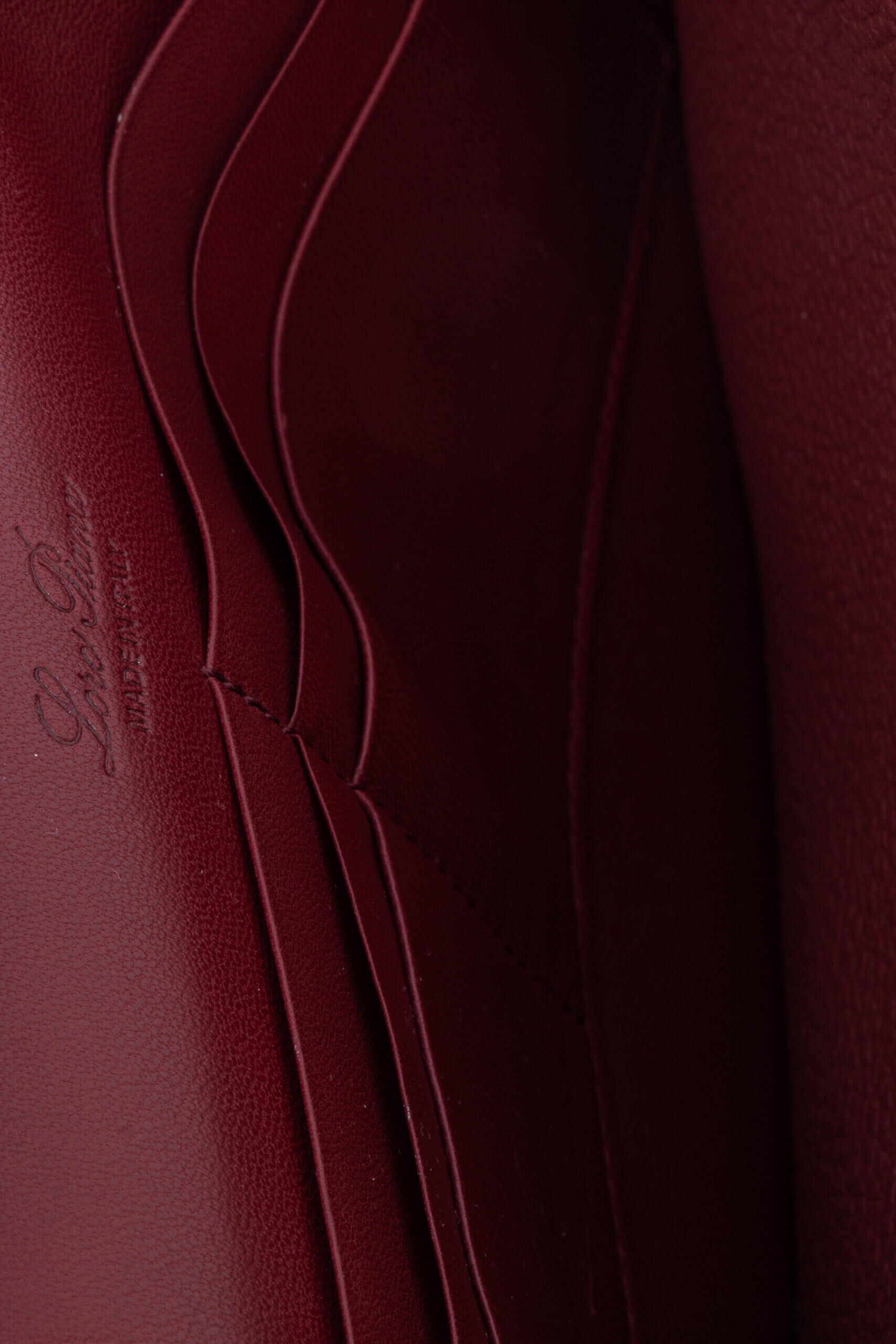 <span style="font-size: 10px; color: rgb(101, 101, 101);letter-spacing: .15em;">HARD TO FIND</span><br><strong> LORO PIANA </strong><br><div style="margin-top:10px; font-size:16px;"> Sesia Leather Crossbody Wallet Burgundy </div><br> - Image 9