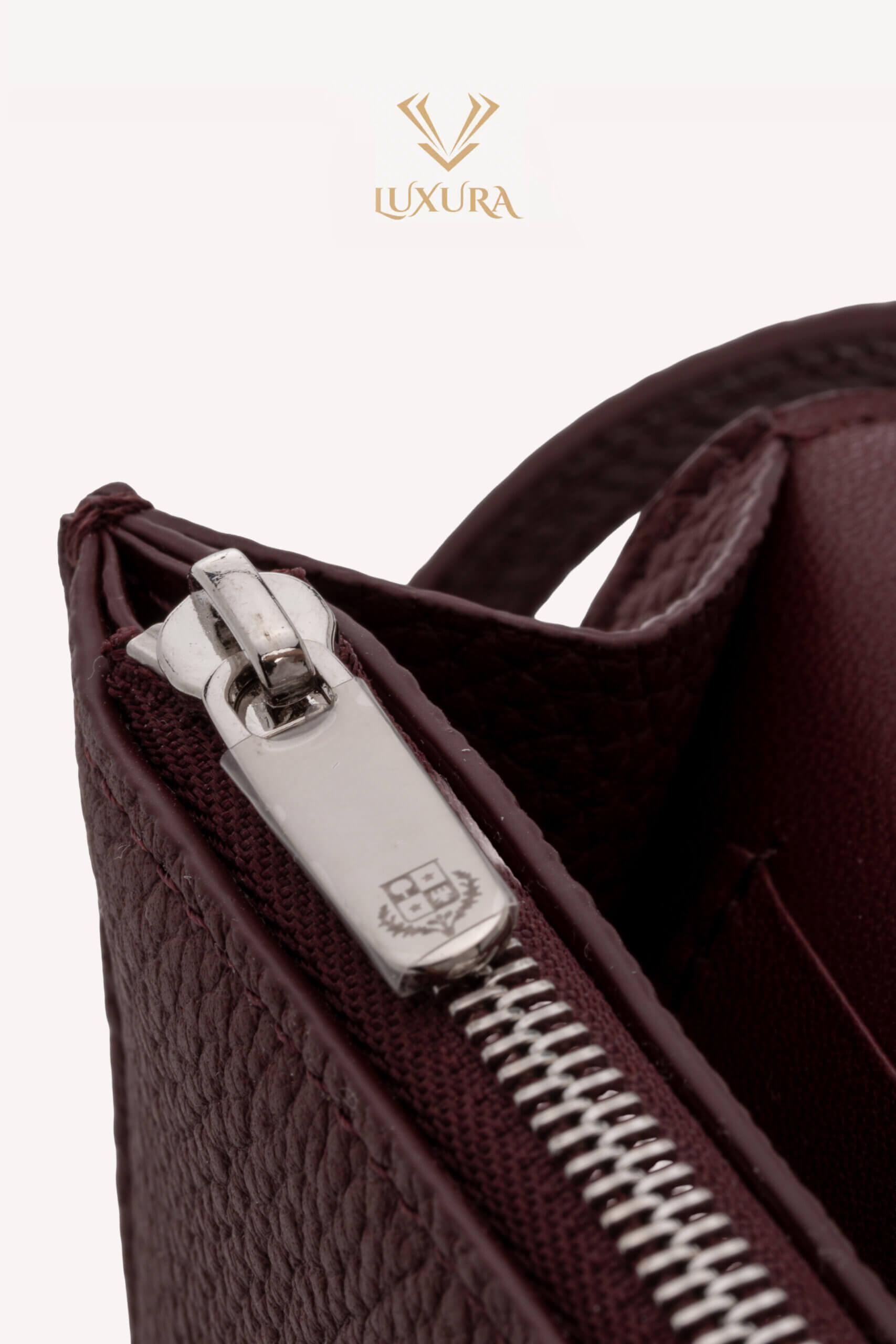 <span style="font-size: 10px; color: rgb(101, 101, 101);letter-spacing: .15em;">HARD TO FIND</span><br><strong> LORO PIANA </strong><br><div style="margin-top:10px; font-size:16px;"> Sesia Leather Crossbody Wallet Burgundy </div><br> - Image 10