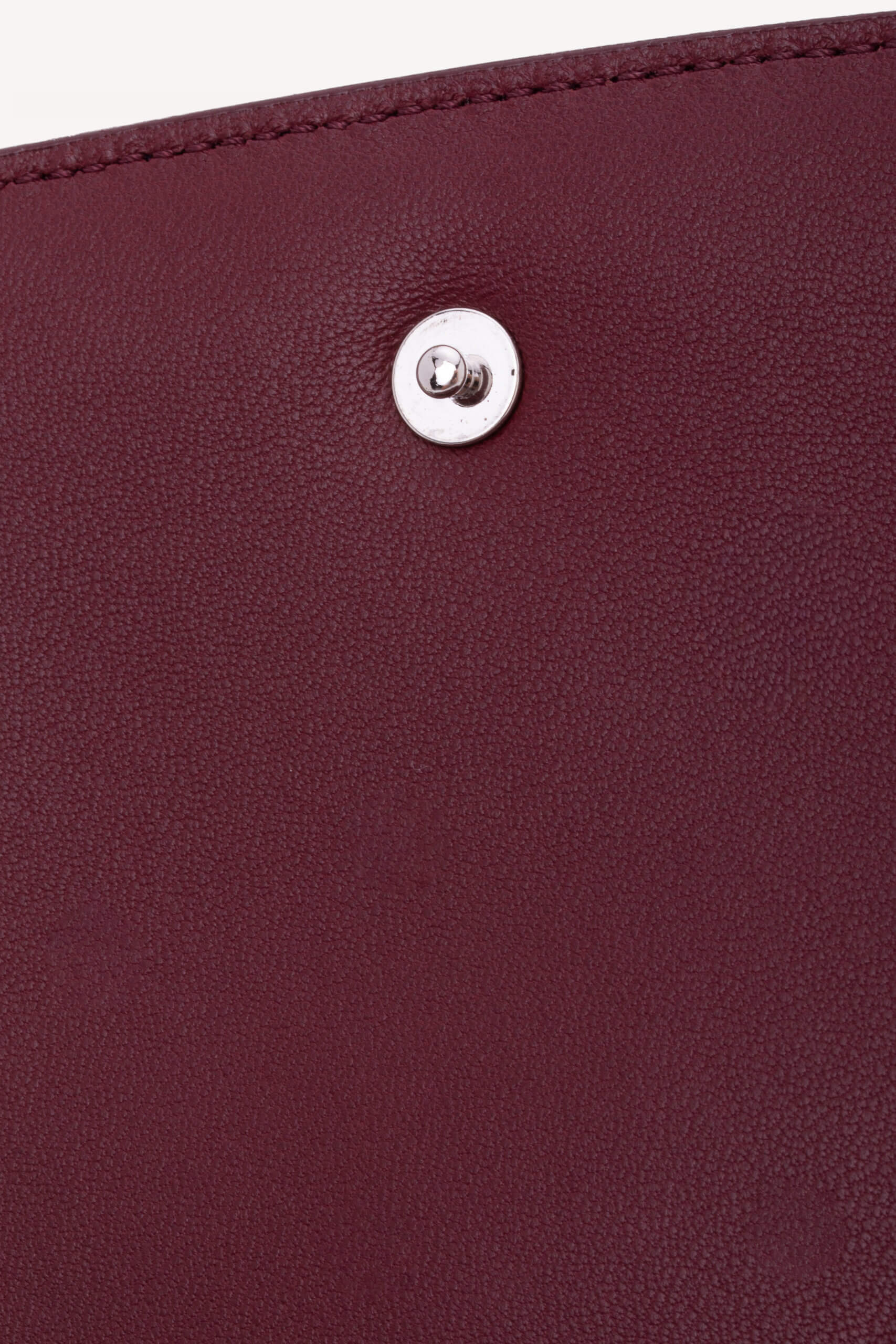 <span style="font-size: 10px; color: rgb(101, 101, 101);letter-spacing: .15em;">HARD TO FIND</span><br><strong> LORO PIANA </strong><br><div style="margin-top:10px; font-size:16px;"> Sesia Leather Crossbody Wallet Burgundy </div><br> - Image 12