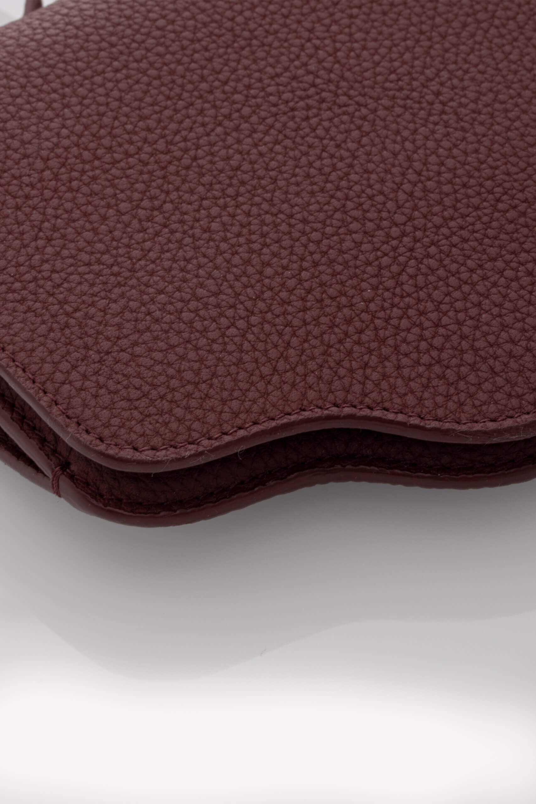 <span style="font-size: 10px; color: rgb(101, 101, 101);letter-spacing: .15em;">HARD TO FIND</span><br><strong> LORO PIANA </strong><br><div style="margin-top:10px; font-size:16px;"> Sesia Leather Crossbody Wallet Burgundy </div><br> - Image 19